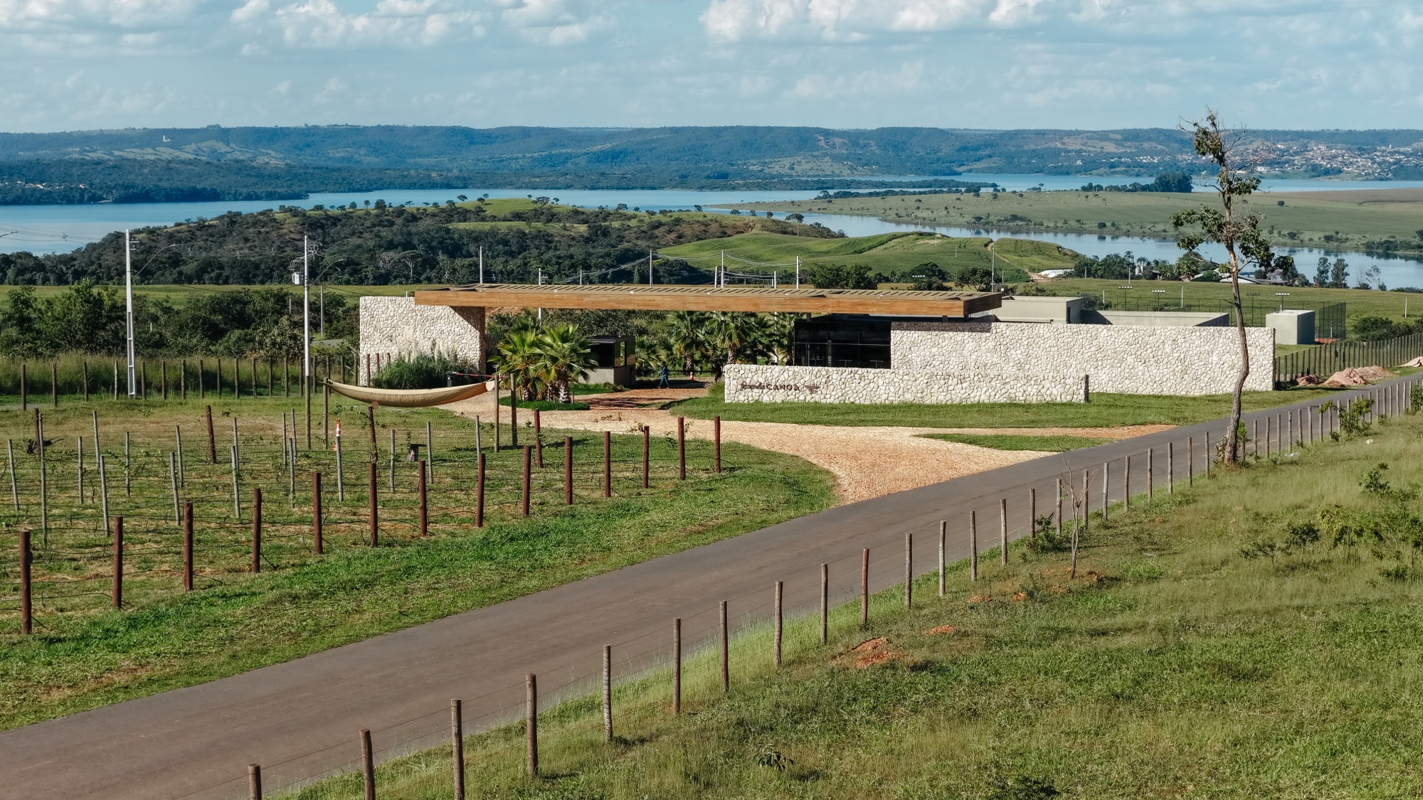 Entrada do Condomínio Reserva Fazenda Canoa com vista do lago