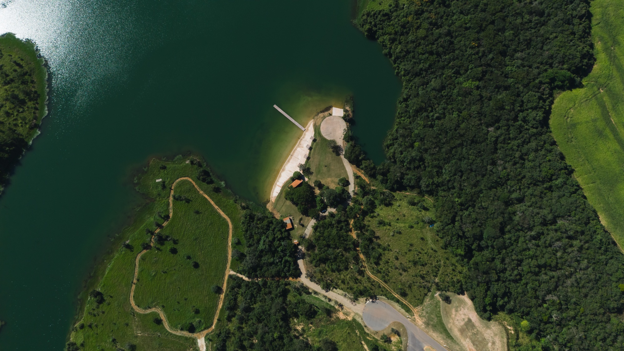 Praia Náutica — vista aérea da orla privativa da Fazenda Canoa no Lago Corumbá IV