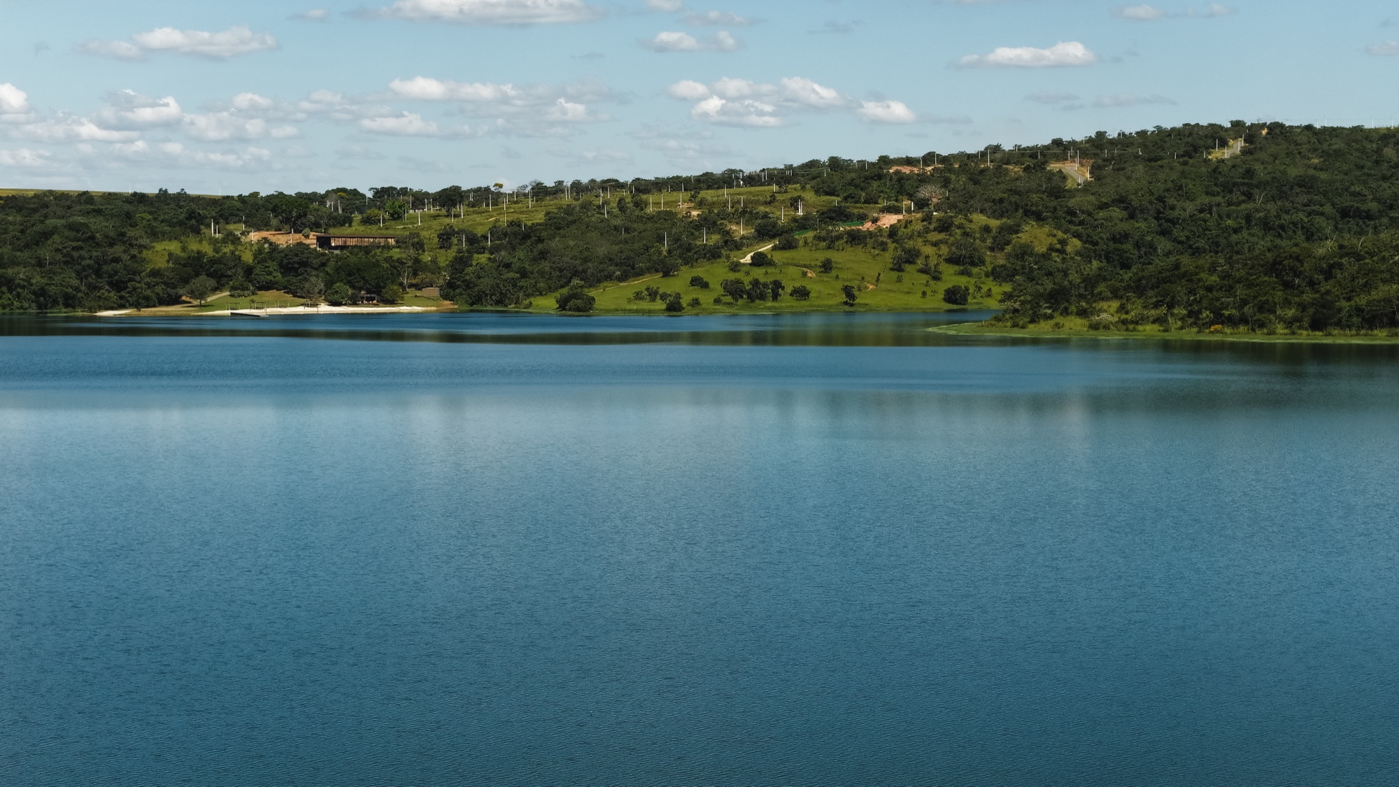 Lago Corumbá IV — vista panorâmica do espelho d'água